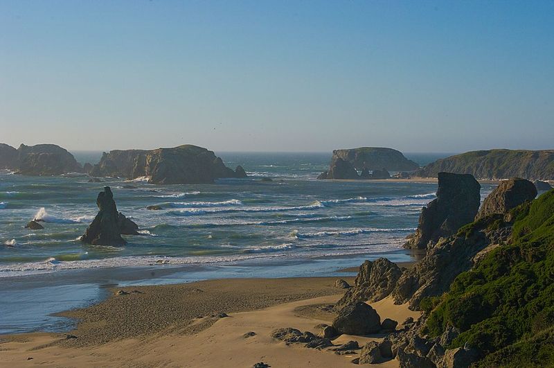 Bandon Beach North Seastack and Islands Oregon 8276.jpg