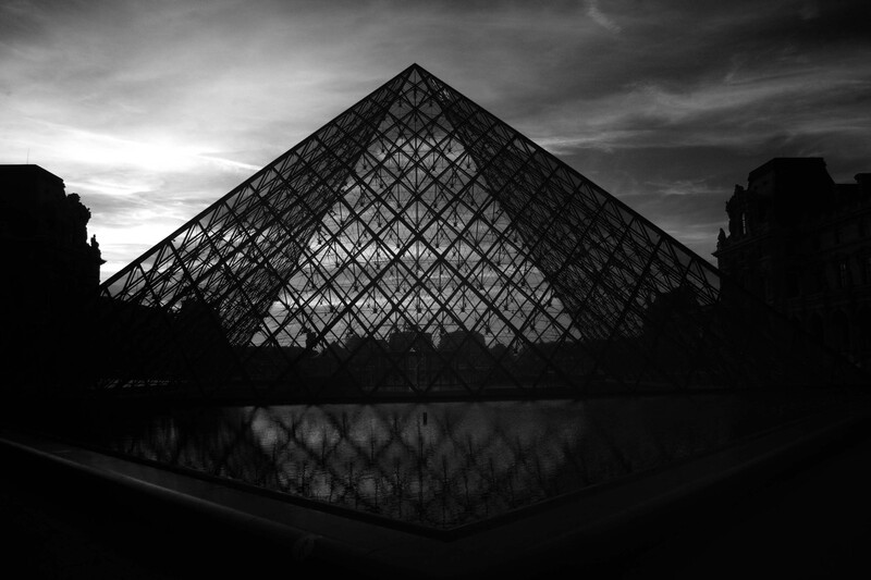 BW_Louve.jpg :: Louvre Pyramid 