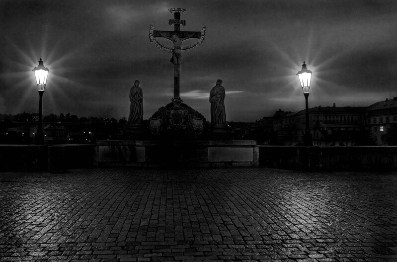 StCharles_BridgeCross.jpg :: Statues and Cross on the Charles Bridge, Prague 