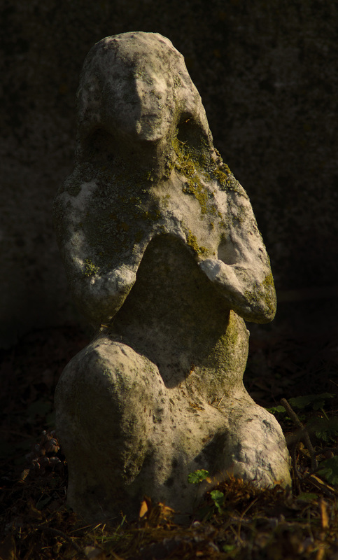 PrayingFigure_OakRidge.jpg :: Praying Figure on Infant's Grave  Date and Name not Legible