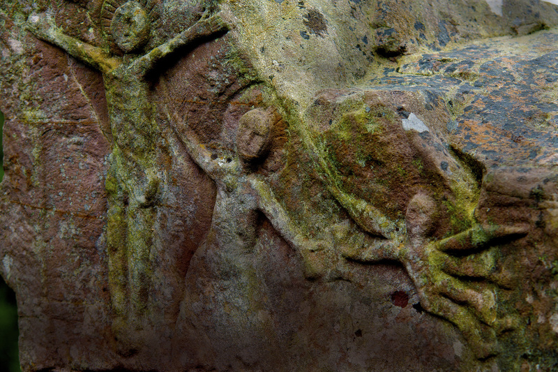 Stone Figures on Tombstone.jpg :: Stone Figures on Tombstone