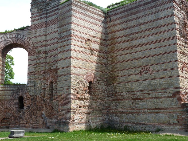 Layers of Stone.jpg :: Here you can appreciate the horizontal layers of different color Stones 'woven' into the Walls