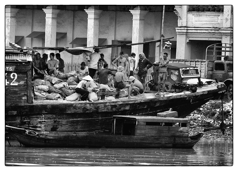 Boat living.jpg :: Many Vietnamese people spend an along portion of their lives. Living on boats that also serve as business fronts.