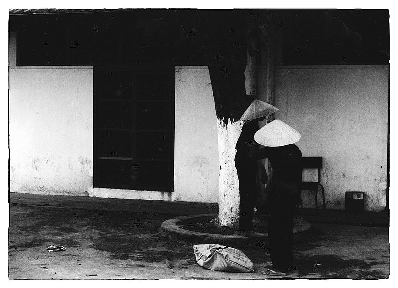 Conversation.jpg :: Was it gossip or just conversation,  maybe a transaction, only they know.