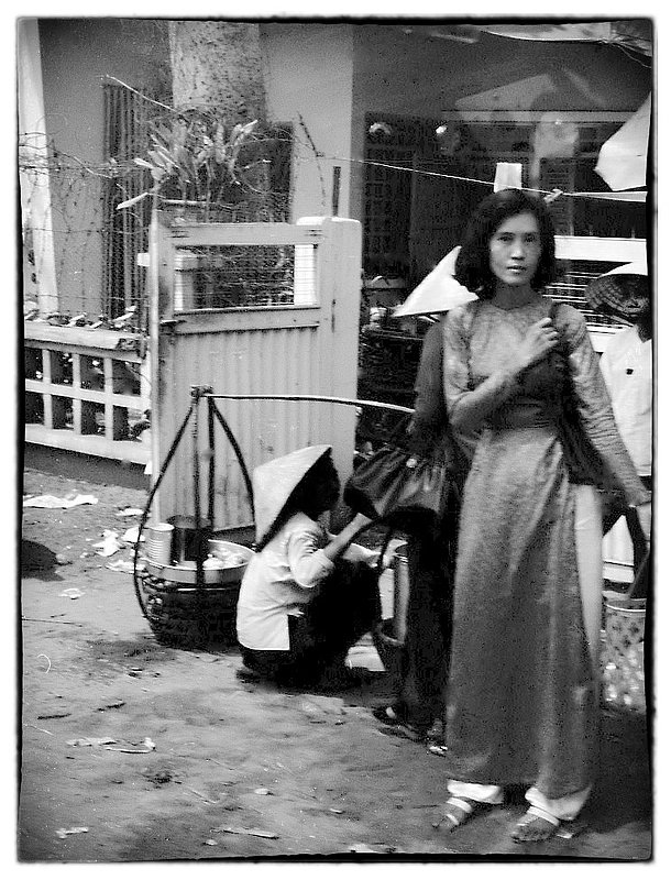 Good morning.jpg :: Vietnamese woman caught me as i was trying to photograph her morning get together with friends.