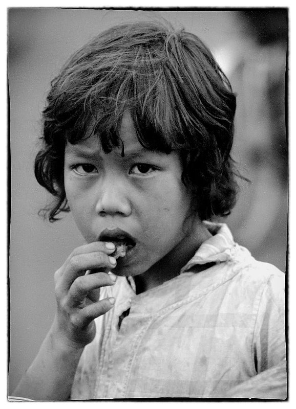 Inquisitiveness.jpg :: Most Vietnamese children are curious and hang around Army bases when close to where they live, they seem to return day after day. American Soldiers for the most part feel sorry for them and slip them C rats or other food items from the PX.