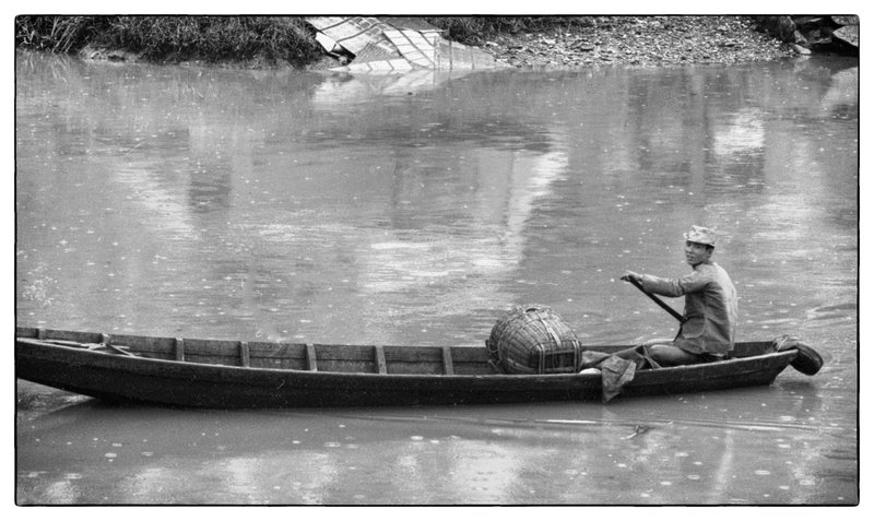 Saigon waters.jpg :: Solo boatsman on the water