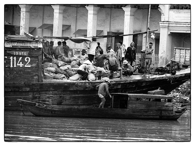 Water people.jpg :: Every day scene along the Saigon River