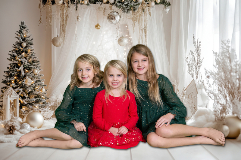 Girls.jpg :: fotoshooting weihnachtlich weiÃŸer hintergrund mit lichtervorhang --ar 3:2 --style raw --sref https://s.mj.run/ogekduVi-Lc --v 6.1 Job ID: 4cd83153-87ff-462a-bfdd-20026dd5932b