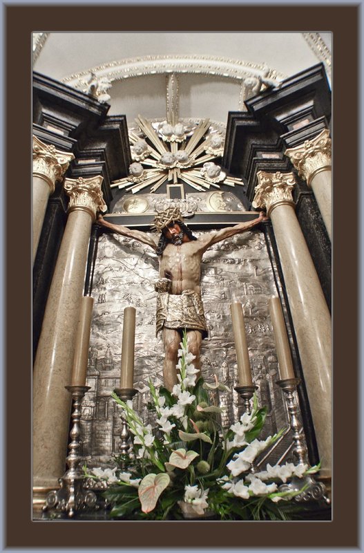 Czestochowa Shrine Crucifix 01.jpg