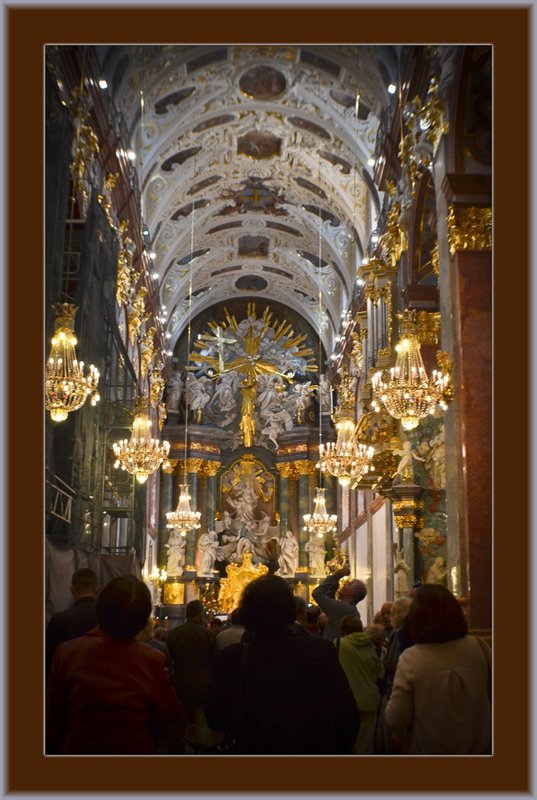 Czestochowa Shrine Int 01.jpg