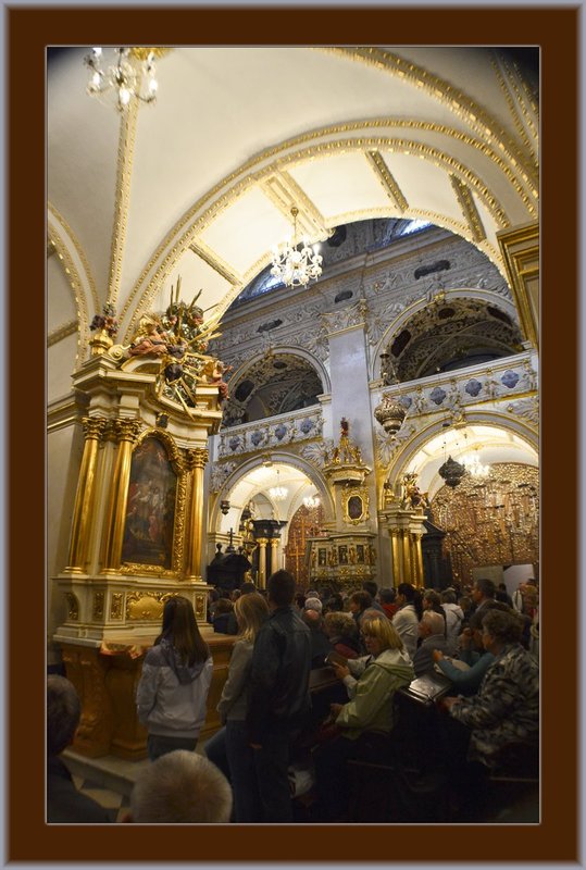 Czestochowa Shrine Int 02.jpg