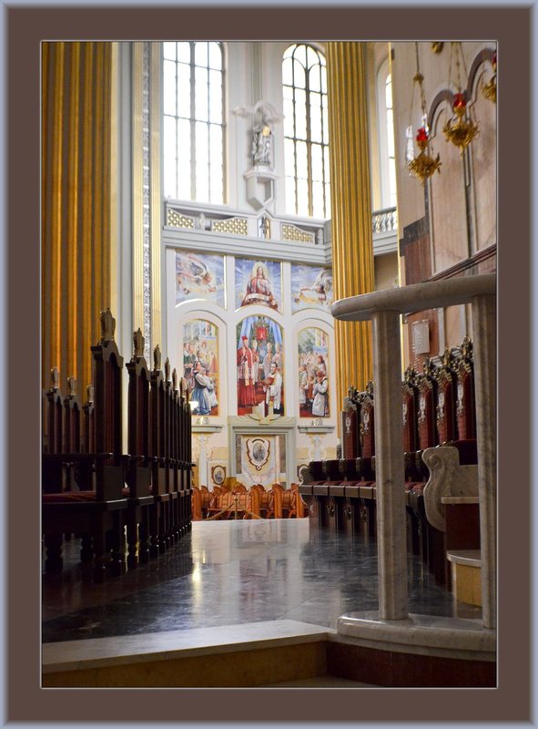 Lichen Church St Peters Int 08.jpg