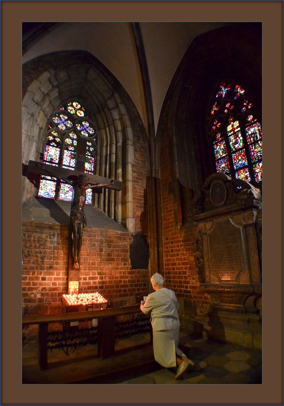 St Eliz Crux 01.jpg