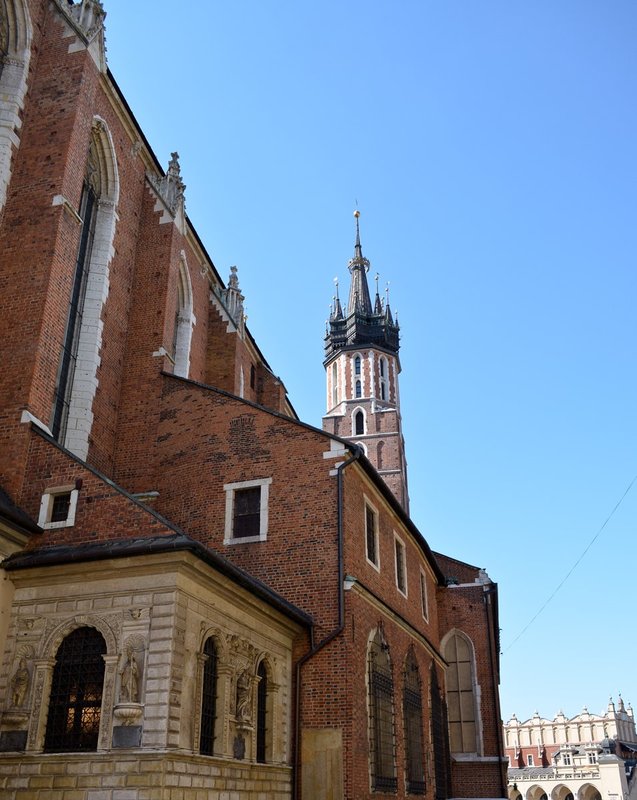 St Marys Basilica.jpg :: Old Town Square, Krakow Poland