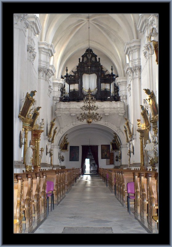 Tzebnica Church Int 01.jpg
