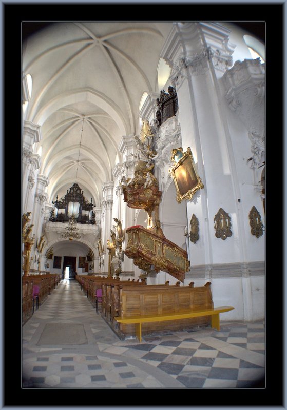 Tzebnica Church Int 03.jpg
