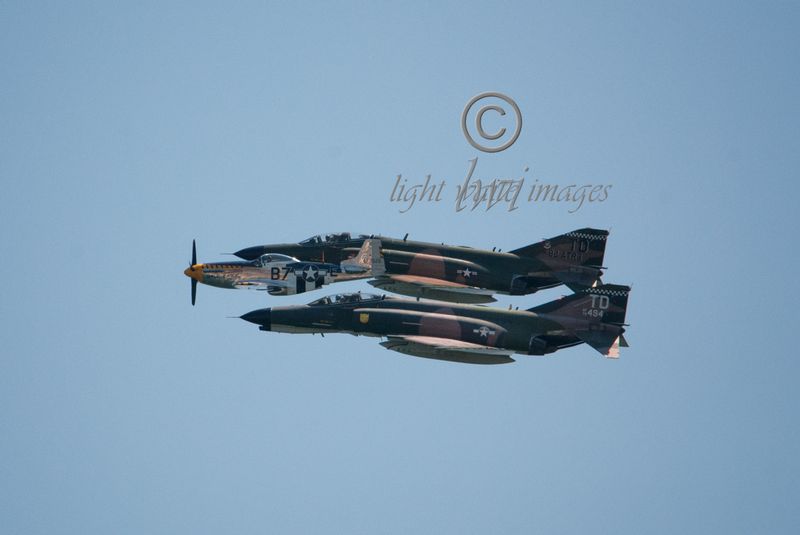 P-51 F-4s close formation_cpyrt.jpg :: P-51 and F-4's Close Formation