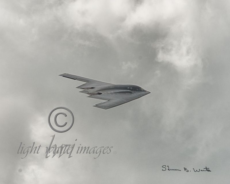 B-2 Spirit departing.jpg