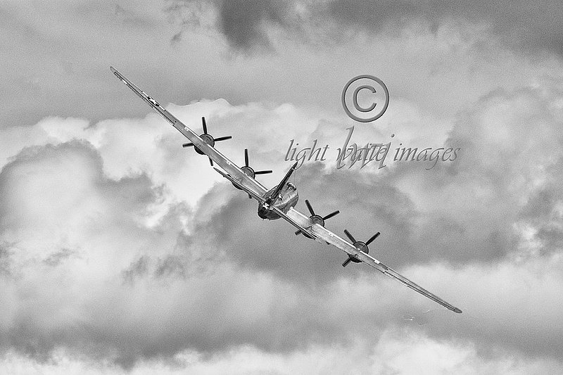 B-29 Fifi Departing BW.jpg :: B-29 Fifi - Fifi Departing