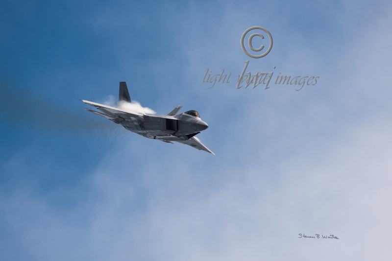 F-22 Approaching.jpg