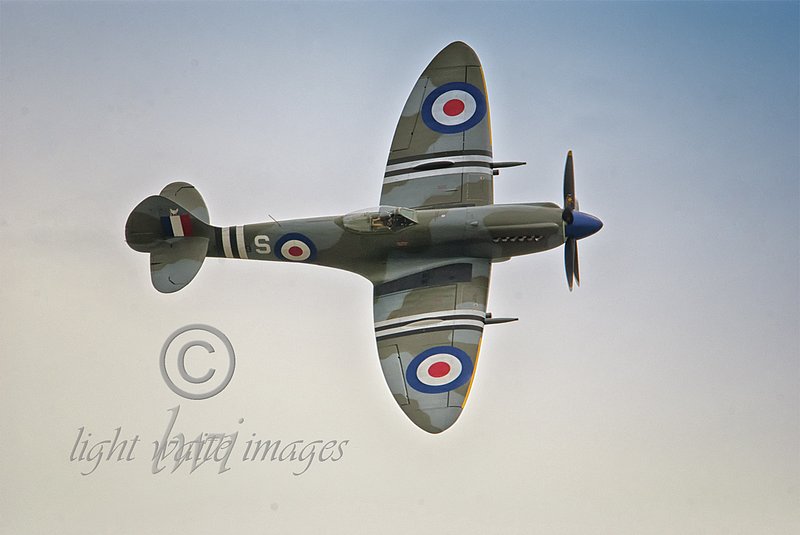 Spitfire Rolling.jpg :: Rolling Spitfire
