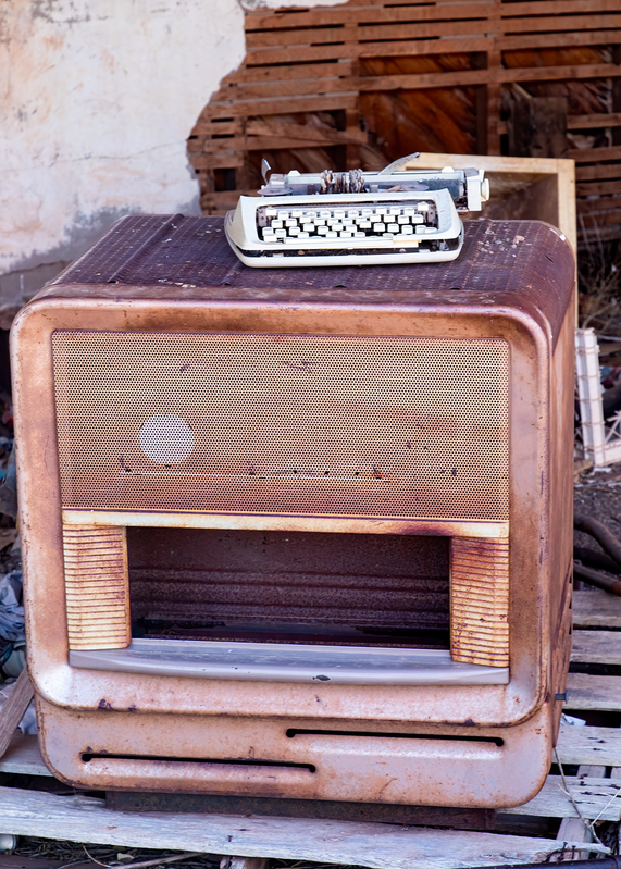 abandoned-tv_8880a-75.jpg