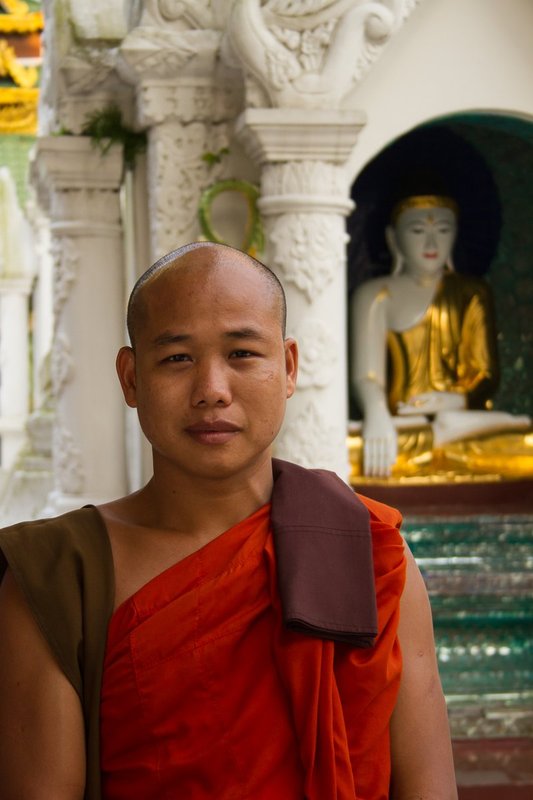 20121124ShwedagonPagoda-8927.jpg :: Buddhist Monk at ShweDagon Pagoda