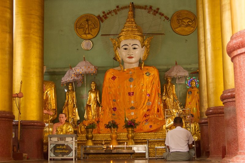 20121124ShwedagonPagoda-8933.jpg :: A worshipper in the temple