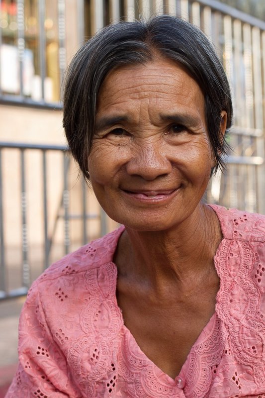 20121125Market-9038.jpg :: A woman at the market at 25th Ave. Yangon