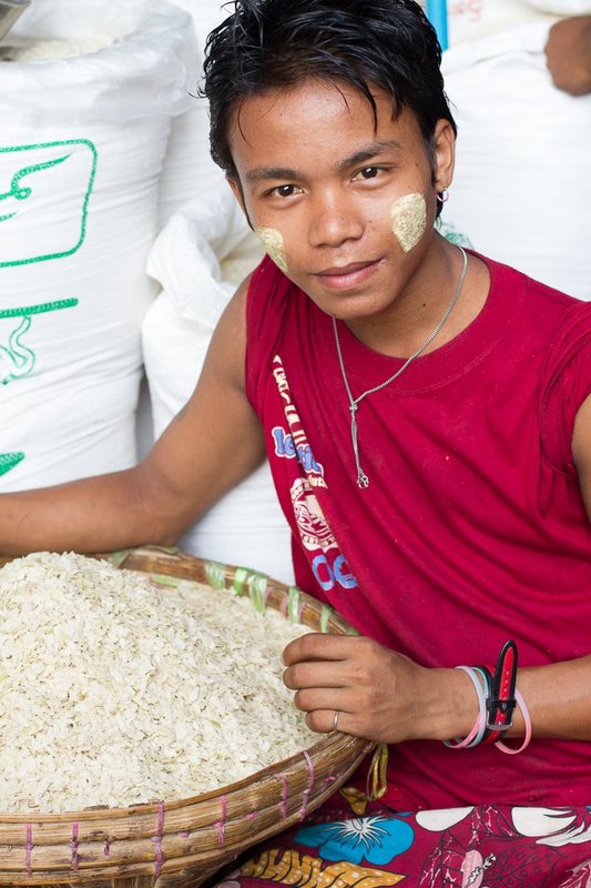 20121125Market-9106.jpg :: Selling rice at the market