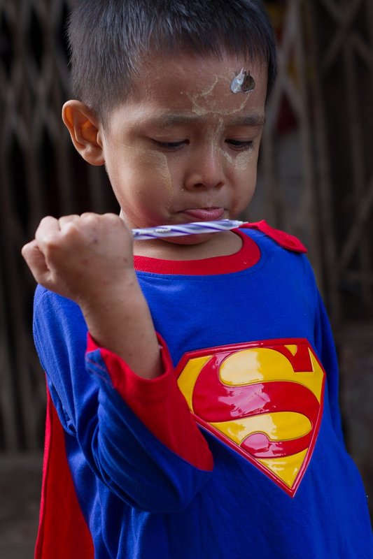 20121125Market-9146.jpg :: Young boy playing with a pen 