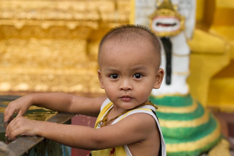 20121125ShweDagon Pagoda-9188.jpg :: Young child dipping his hand in the water at the temple