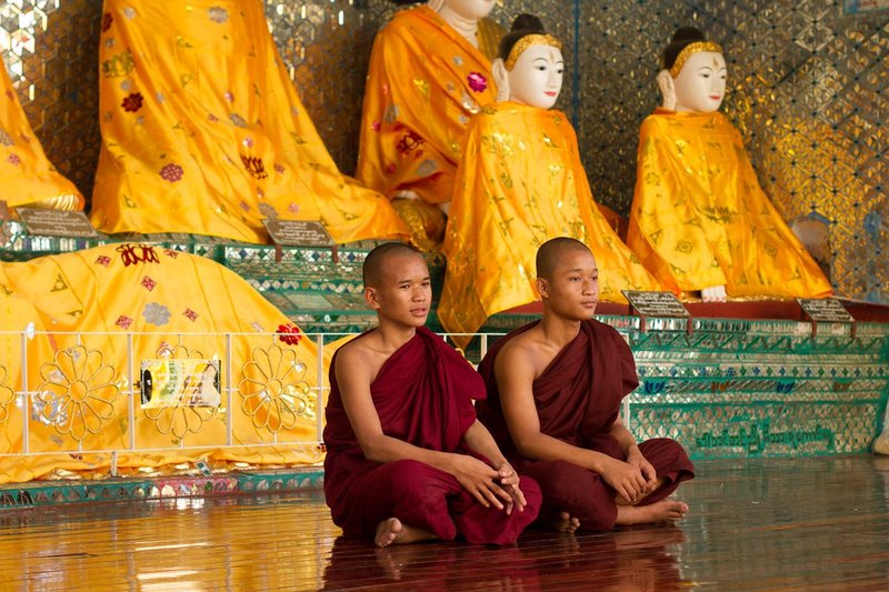 20121125ShweDagon Pagoda-9201.jpg :: Teenage Buddhist Monks posing for photographers