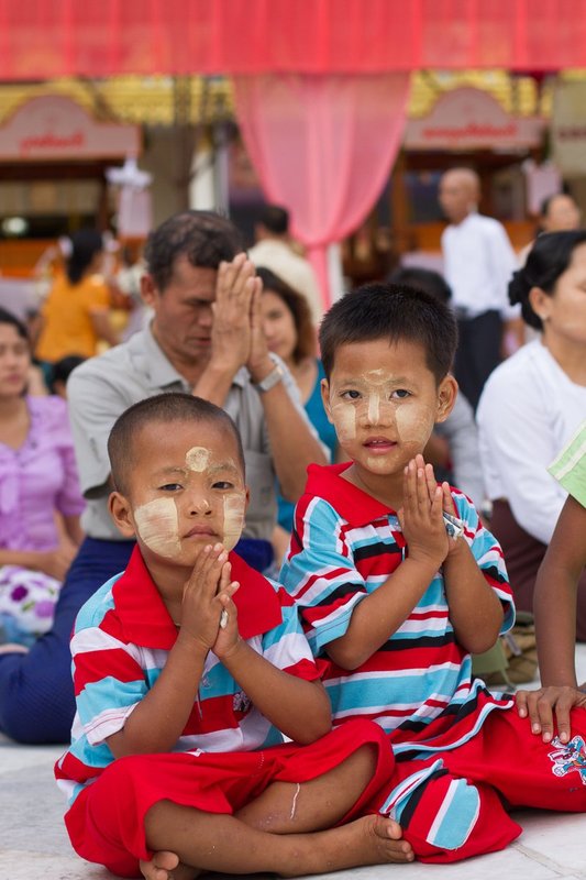 20121125ShweDagon Pagoda-9208.jpg :: Young brothers praying at the temple at ShweDagon Pagoda