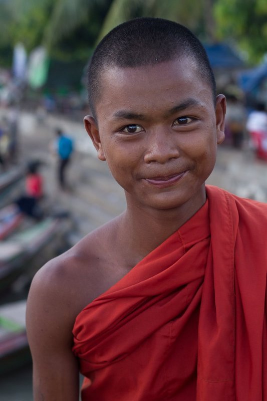 20121126Jetty-9575.jpg :: Teenage monk at the jetty in Yangon