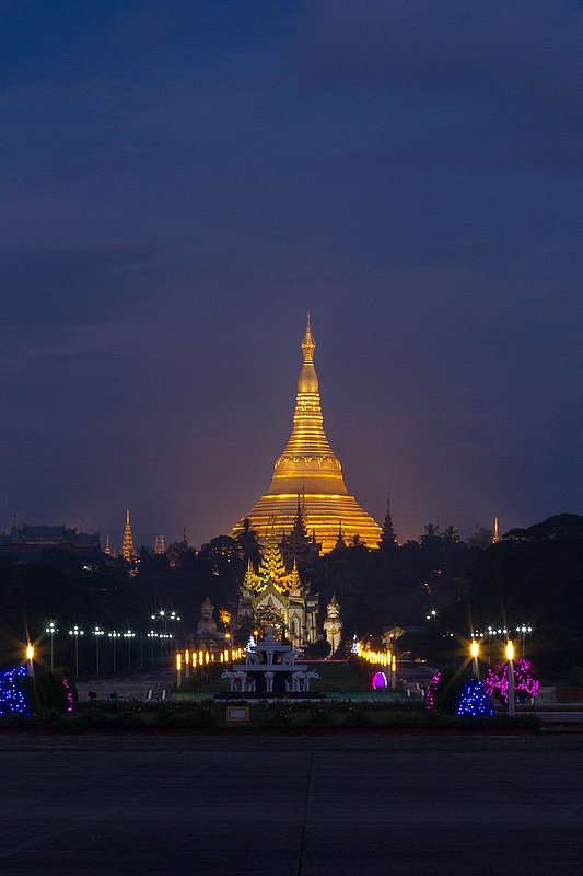 20121126Jetty-9597.jpg :: A lit ShweDagon Pagoda