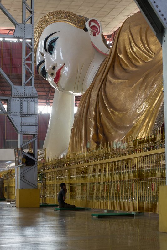 20121126Market-9335.jpg :: A devotee at a reclining buddha at the Chaukhtatgyi Temple