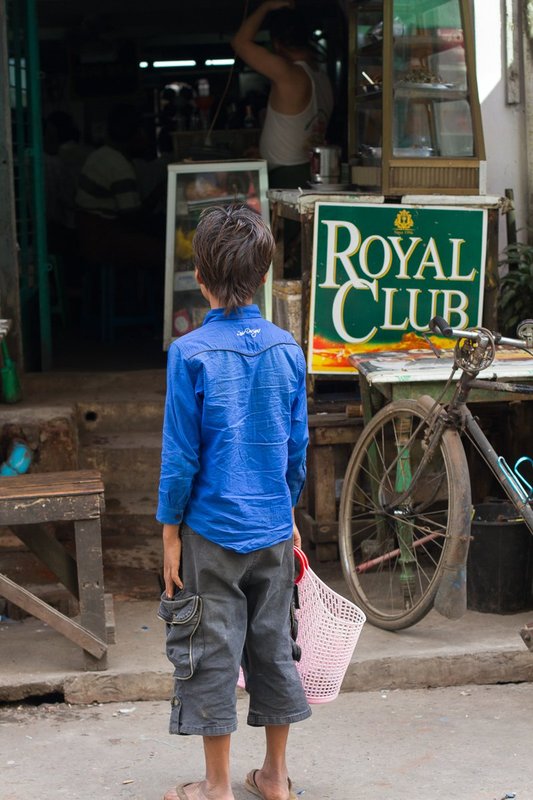 20121126Market-9400.jpg :: A young boy looks into a bar