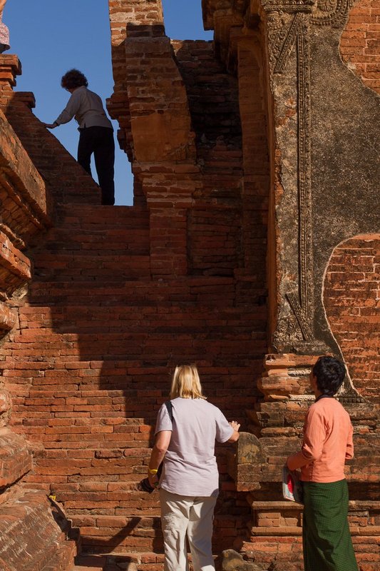 20121127Bagan-9631.jpg :: Climbing up the Thatbyinnyu Pagoda in Bagan