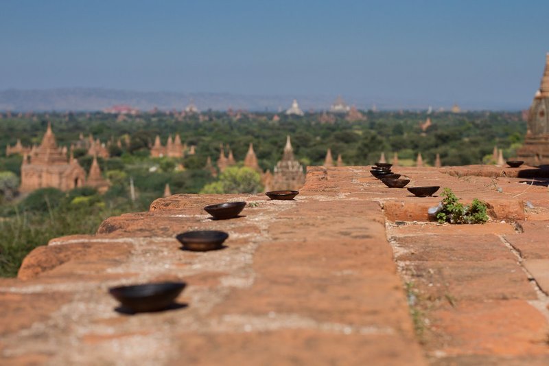 20121127Bagan-9672.jpg :: Unlit candles a top the Thatbyinnyu Pagoda in Bagan