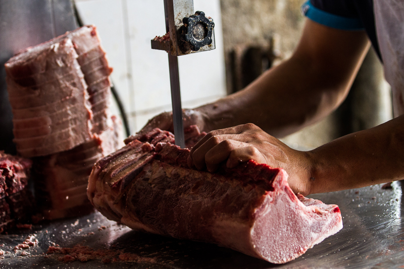 2013080913Colon-2633.jpg :: Cutting into pork chops