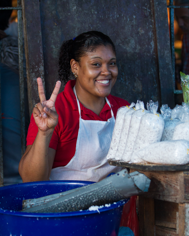 2013080913Colon-2660.jpg :: Panamanian woman selling coconut