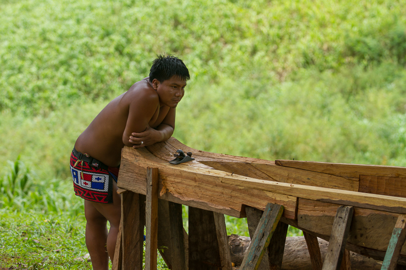 20130810EmberaIndians-3002.jpg :: Watching an old canoe be repaired