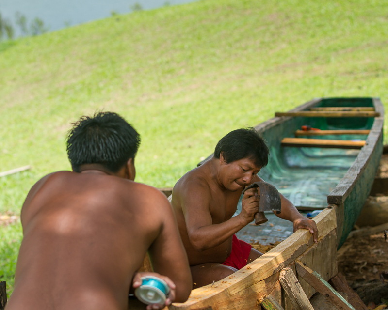 20130810EmberaIndians-3010.jpg :: Repairing an old canoe