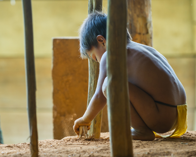 20130810EmberaIndians-3096.jpg :: A young Embera boy playing