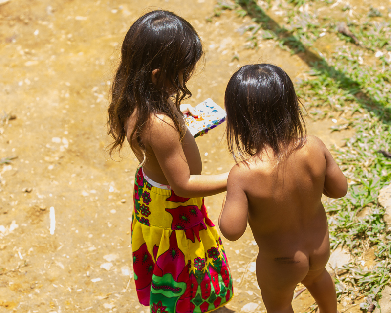 20130810EmberaIndians-3108.jpg :: A young Embera girl sharing