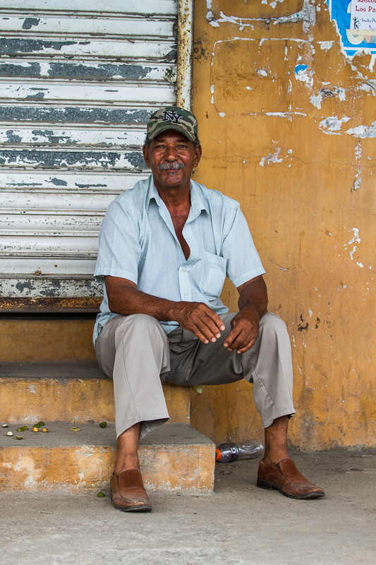 20130811ElValle-3401.jpg :: A Panamanian resting at an old store