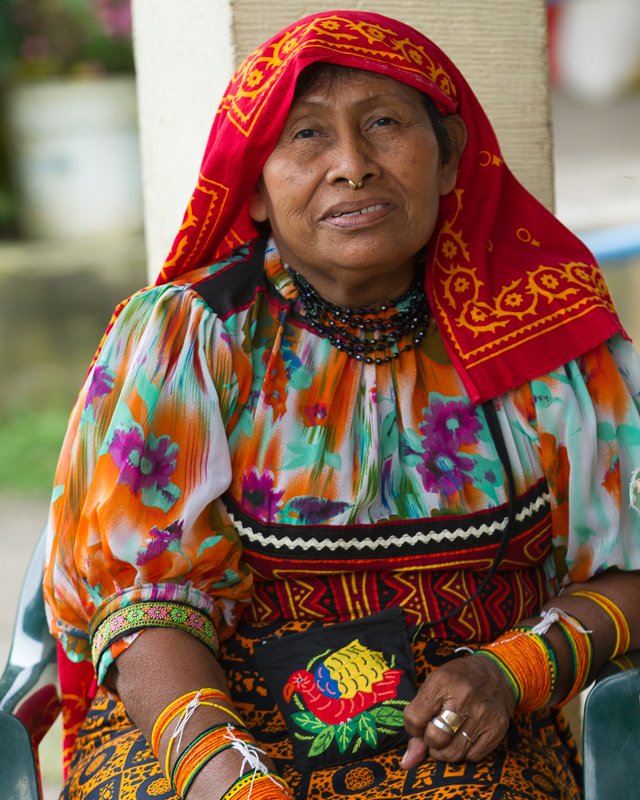 20130811ElValle-3497.jpg :: A Kuna Indian woman selling her wares at the market in El Valle