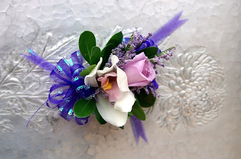 Wristlet for a prom.jpg